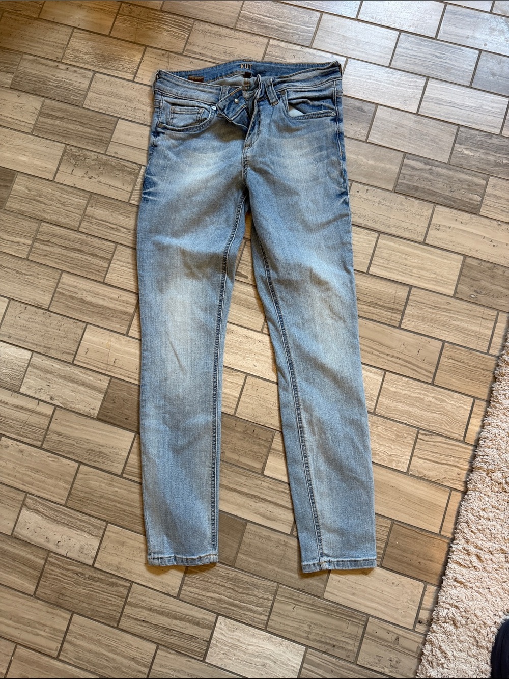 Kut from the Kloth Light Blue Skinny Jeans size 4